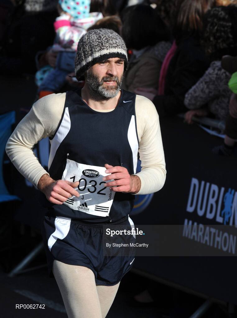 27 October 2008; Danijel Grcevic, from Crotia, on the approach to the finish during the Lifestyle Sports - adidas Dublin Marathon 2008. Merrion Square, Dublin. Picture credit: Stephen McCarthy / SPORTSFILE