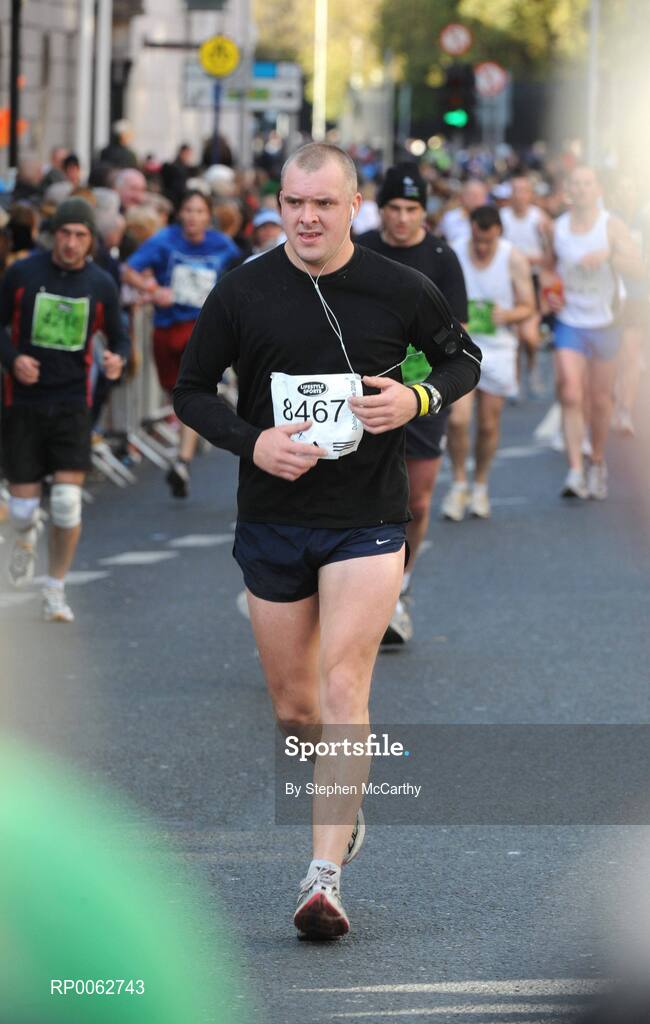 27 October 2008; Paul Wright, from England, on the approach to the finish during the Lifestyle Sports - adidas Dublin Marathon 2008. Merrion Square, Dublin. Picture credit: Stephen McCarthy / SPORTSFILE