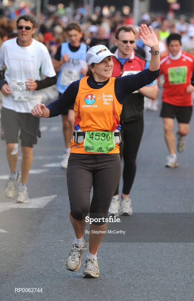 27 October 2008; Anja Kemmeren, from Holland, on the approach to the finish during the Lifestyle Sports - adidas Dublin Marathon 2008. Merrion Square, Dublin. Picture credit: Stephen McCarthy / SPORTSFILE