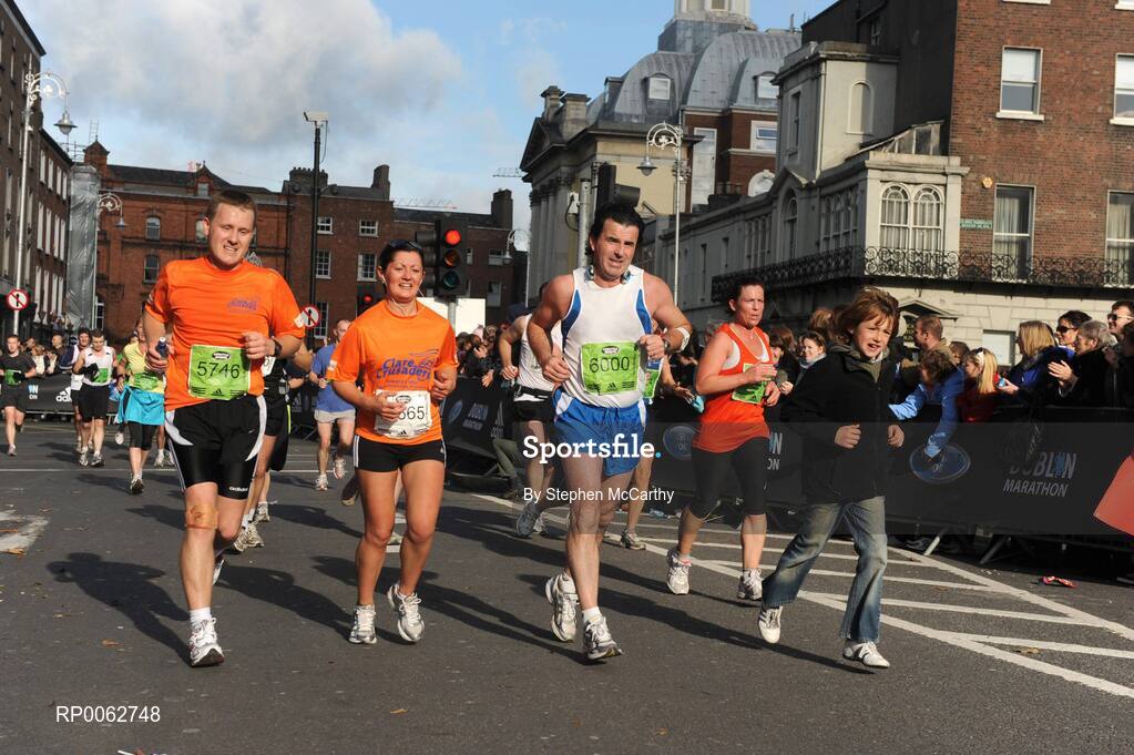 27 October 2008; A general view of competitors on the approach to the finish during the Lifestyle Sports - adidas Dublin Marathon 2008. Merrion Square, Dublin. Picture credit: Stephen McCarthy / SPORTSFILE