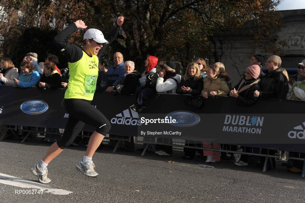 27 October 2008; Catherine Fox, from England, celebrates on the approach to the finish during the Lifestyle Sports - adidas Dublin Marathon 2008. Merrion Square, Dublin. Picture credit: Stephen McCarthy / SPORTSFILE