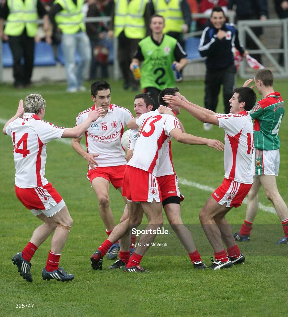 27 September 2008; Tyrone players celebrate at the final whistle. ESB GAA Football All-Ireland Minor Championship Final Replay, Tyrone v Mayo, Pearse Park, Longford. Picture credit: Oliver McVeigh / SPORTSFILE