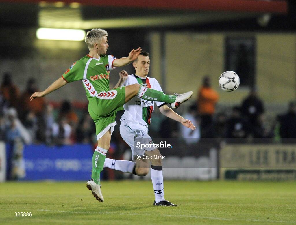 1 November 2008; Liam Kearney, Cork City, in action against Michael Halliday, Glentoran. Setanta Sports Cup Final, Cork City v Glentoran, Turners Cross, Cork. Picture credit: David Maher / SPORTSFILE