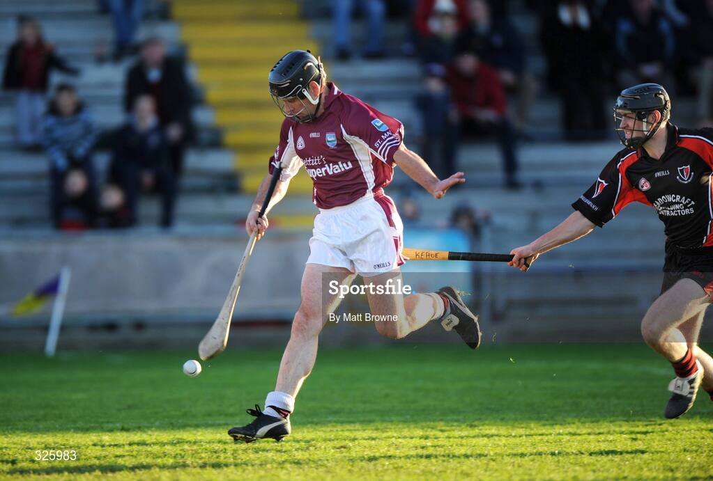 2 November 2008; Philip Murphy, St Martin's, scores the first goal of the game despite pressure from Barry Kehoe, Oulart the Ballagh. Wexford Senior Hurling Final, Oulart the Ballagh v St Martin's, Wexford Park, Wexford. Picture credit: Matt Browne / SPORTSFILE