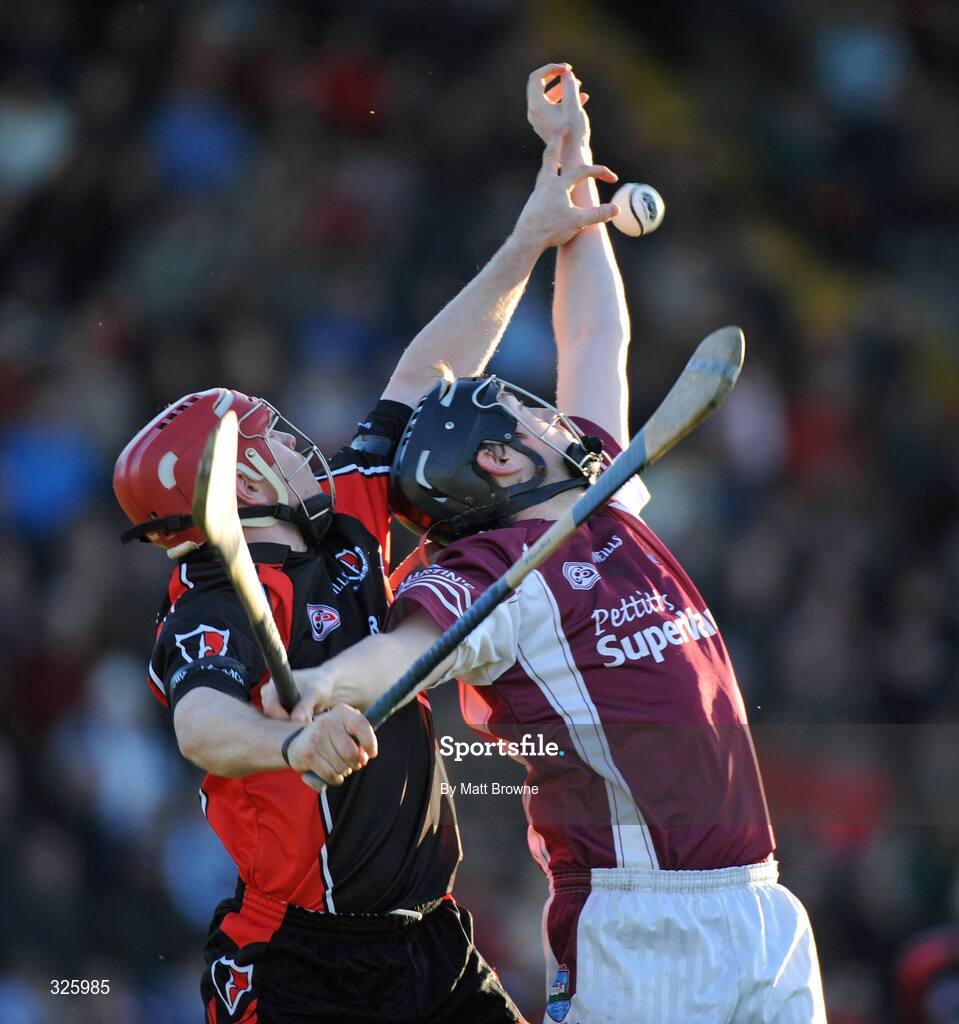 2 November 2008; Ruairi Quigley, St Martin's, in action against Paul Roche, Oulart the Ballagh. Wexford Senior Hurling Final, Oulart the Ballagh v St Martin's, Wexford Park, Wexford. Picture credit: Matt Browne / SPORTSFILE