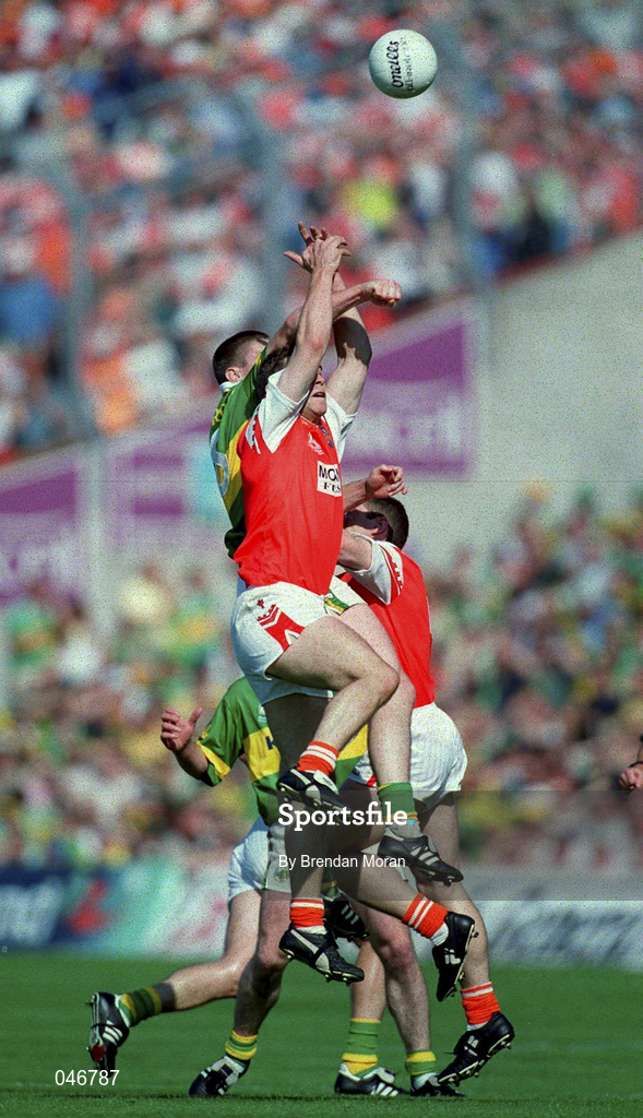 2 September 2000; Darragh O'Se of Kerry in action against Tony McEntee of Armagh during the Bank of Ireland All-Ireland Senior Football Championship Semi-Final Replay match between Kerry and Armagh at Croke Park in Dublin. Photo by Brendan Moran/Sportsfile