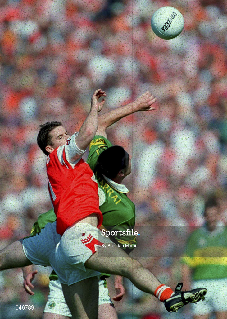 2 September 2000; Darragh O'Se of Kerry in action against Paul McGrane of Armagh during the Bank of Ireland All-Ireland Senior Football Championship Semi-Final Replay match between Kerry and Armagh at Croke Park in Dublin. Photo by Brendan Moran/Sportsfile
