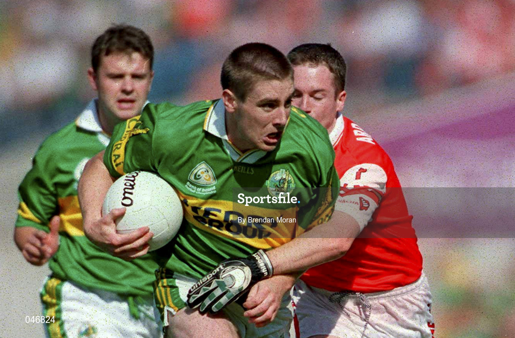 2 September 2000; Darragh O'Se of Kerry is tackled by Andrew McCann of Armagh during the Bank of Ireland All-Ireland Senior Football Championship Semi-Final Replay match between Kerry and Armagh at Croke Park in Dublin. Photo by Brendan Moran/Sportsfile