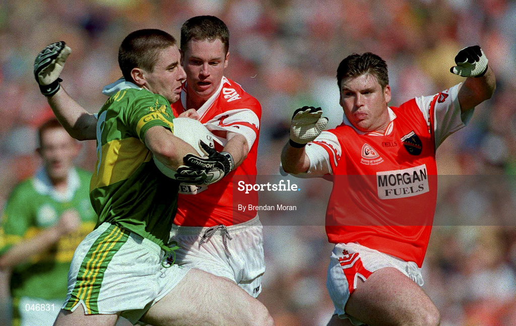2 September 2000; Darragh O'Se of Kerry in action against Andrew McCann and Kieran Hughes of Armagh during the Bank of Ireland All-Ireland Senior Football Championship Semi-Final Replay match between Kerry and Armagh at Croke Park in Dublin. Photo by Brendan Moran/Sportsfile