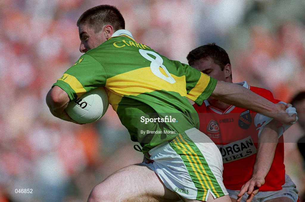 2 September 2000; Darragh O'Se of Kerry in action against John McEntee of Armagh during the Bank of Ireland All-Ireland Senior Football Championship Semi-Final Replay match between Kerry and Armagh at Croke Park in Dublin. Photo by Brendan Moran/Sportsfile