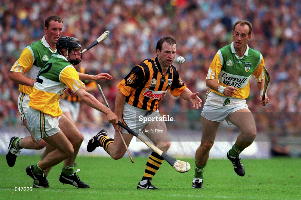 10 September 2000; Willie O'Connor of Kilkenny in action against Brendan Murphy, left, and Joe Dooley of Offaly during the All-Ireland Senior Hurling Championship Final match between Kilkenny and Offaly at Croke Park in Dublin. Photo by Aoife Rice/Sportsfile