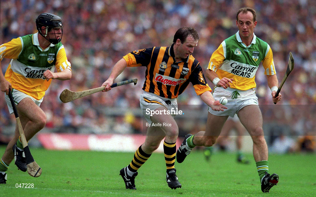 10 September 2000; Willie O'Connor of Kilkenny in action against Brendan Murphy, left, and Joe Dooley of Offaly. during the All-Ireland Senior Hurling Championship Final match between Kilkenny and Offaly at Croke Park in Dublin. Photo by Aoife Rice/Sportsfile