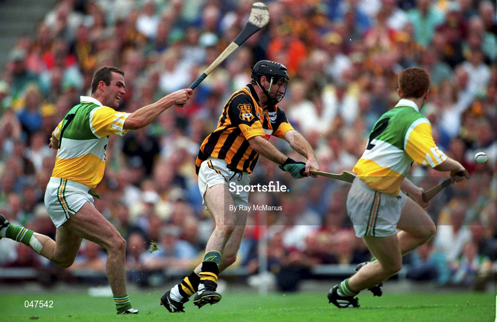 10 September 2000; DJ Carey of Kilkenny iin action against Kevin Martin, left, and Simon Whelahan of Offaly during the All-Ireland Senior Hurling Championship Final match between Kilkenny and Offaly at Croke Park in Dublin. Photo by Ray McManus/Sportsfile
