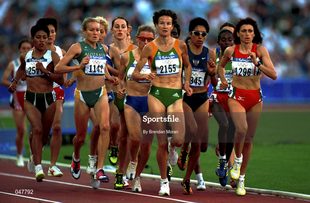 22 September 2000; Ireland's Sonia O'Sullivan (2155) keeps an eye on the big screen as she leads the field during the Women's 5000m heats. Stadium Australia, Sydney Olympic Park. Homebush Bay, Sydney, Australia. Photo by Brendan Moran/Sportsfile