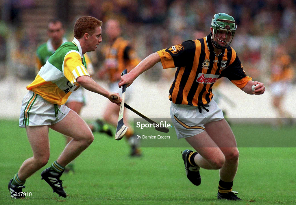 9 July 2000; Henry Shefflin of Kilkenny in action against Simon Whelahan of Offaly during the Guinness Leinster Senior Hurling Championship Final match between Kilkenny and Offaly at Croke Park in Dublin. Photo by Damien Eagers/Sportsfile