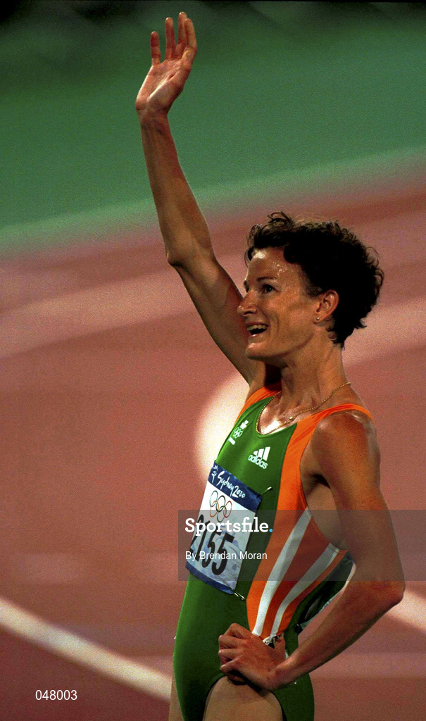 25 September 2000; Ireland's Sonia O'Sullivan waves to the crowd after winning a silver medal in the Women's 5000m Final. Stadium Australia, Sydney Olympic Park. Homebush Bay, Sydney, Australia.  Photo by Brendan Moran/Sportsfile