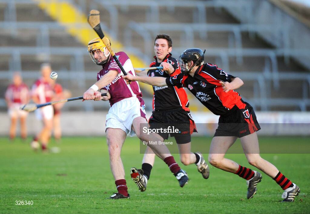 2 November 2008; Eoin Quigley, St Martin's, in action against Barry Kehoe and Stephen Doyle, Oulart the Ballagh. Wexford Senior Hurling Final, Oulart the Ballagh v St Martin's, Wexford Park, Wexford. Picture credit: Matt Browne / SPORTSFILE