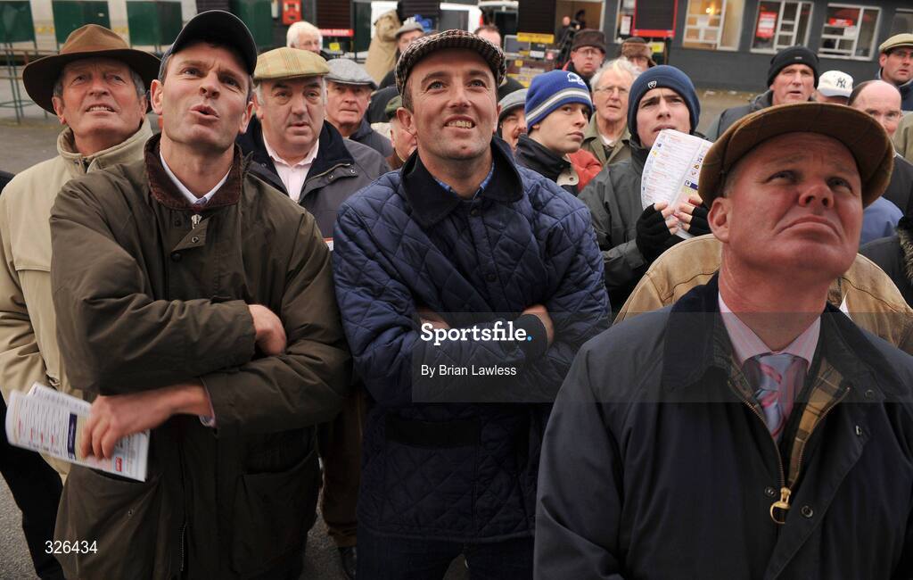 6 November 2008; Race fans watch the screens during the The Killinan Beginners Steeplechase. Thurles Racecourse, Thurles, Co. Tipperary. Picture credit: Brian Lawless / SPORTSFILE