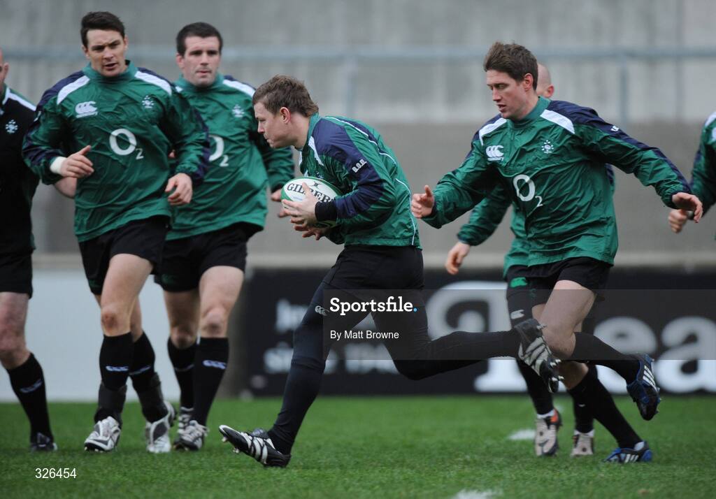 7 November 2008; Brian O'Driscoll in action with his team-mates during Ireland rugby squad Captain's Run. Thomond Park, Limerick. Picture credit: Matt Browne / SPORTSFILE