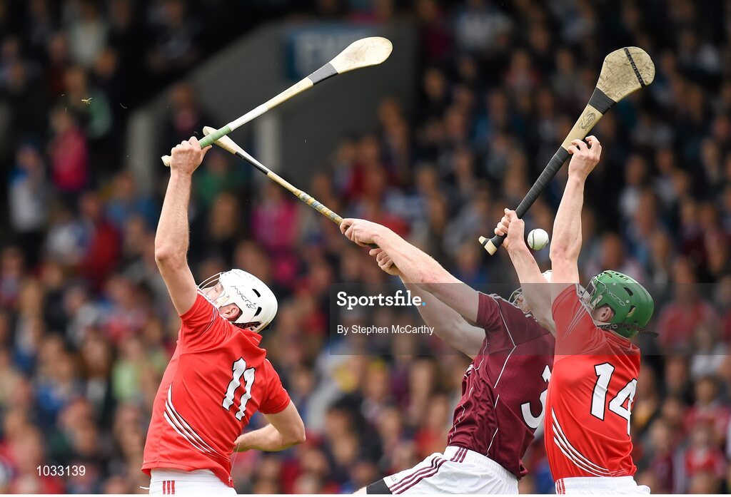 26 July 2015; John Hanbury, Galway, in action against Patrick Cronin, left, and Seamus Harnedy, Cork. GAA Hurling All-Ireland Senior Championship, Quarter-Final, Galway v Cork. Semple Stadium, Thurles, Co. Tipperary. Picture credit: Stephen McCarthy / SPORTSFILE