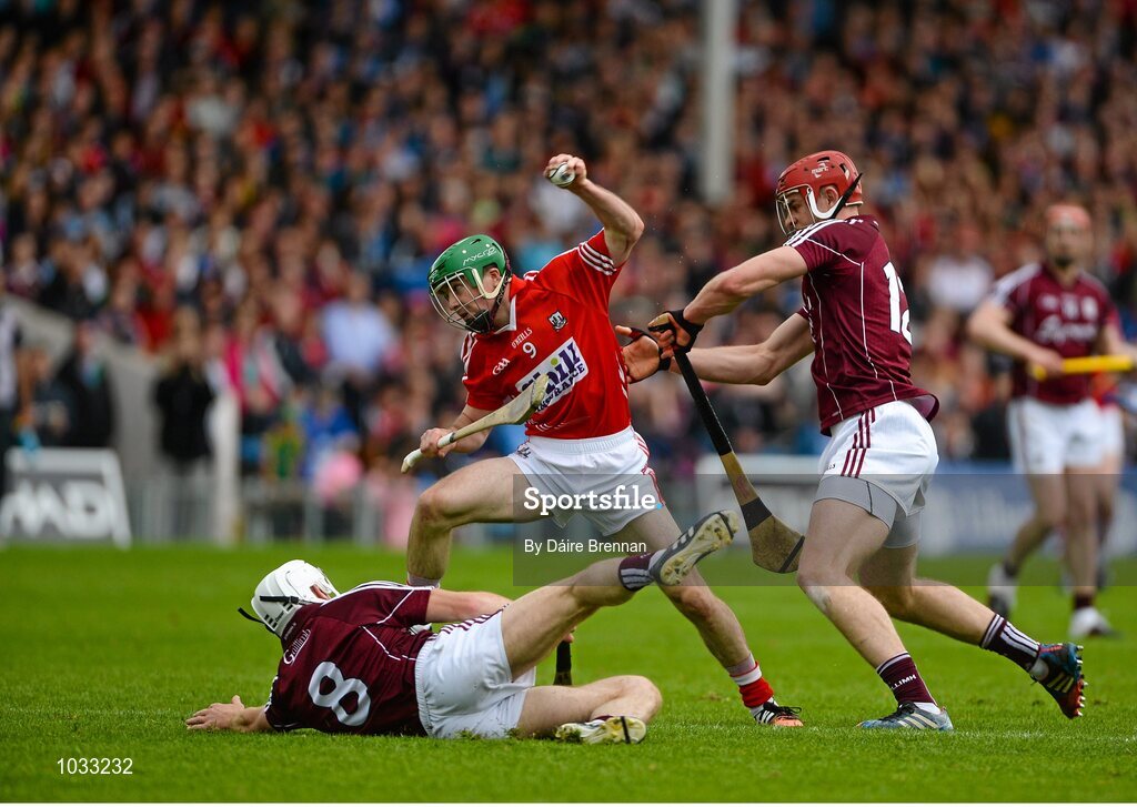 26 July 2015; Daniel Kearney, Cork, in action against Andrew Smith, left, and Jonathan Glynn, Galway. GAA Hurling All-Ireland Senior Championship, Quarter-Final, Galway v Cork. Semple Stadium, Thurles, Co. Tipperary. Picture credit: Dáire Brennan / SPORTSFILE