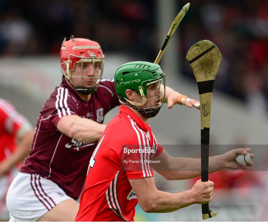 26 July 2015; Séamus Harnedy, Cork, in action against Joe Canning, Galway. GAA Hurling All-Ireland Senior Championship, Quarter-Final, Galway v Cork. Semple Stadium, Thurles, Co. Tipperary. Picture credit: Piaras Ó Mídheach / SPORTSFILE