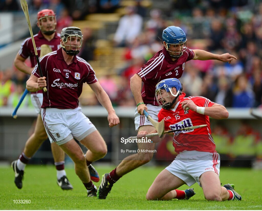26 July 2015; Patrick Horgan, Cork, in action against Johnny Coen, right, and Aidan Harte, Galway. GAA Hurling All-Ireland Senior Championship, Quarter-Final, Galway v Cork. Semple Stadium, Thurles, Co. Tipperary. Picture credit: Piaras Ó Mídheach / SPORTSFILE