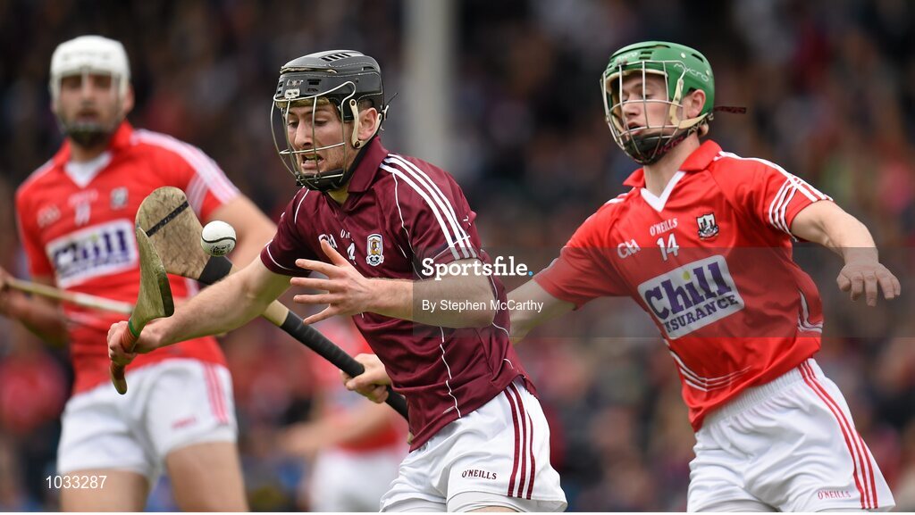26 July 2015; Padraig Mannion, Galway, in action against Seamus Harnedy, Cork. GAA Hurling All-Ireland Senior Championship, Quarter-Final, Galway v Cork. Semple Stadium, Thurles, Co. Tipperary. Picture credit: Stephen McCarthy / SPORTSFILE