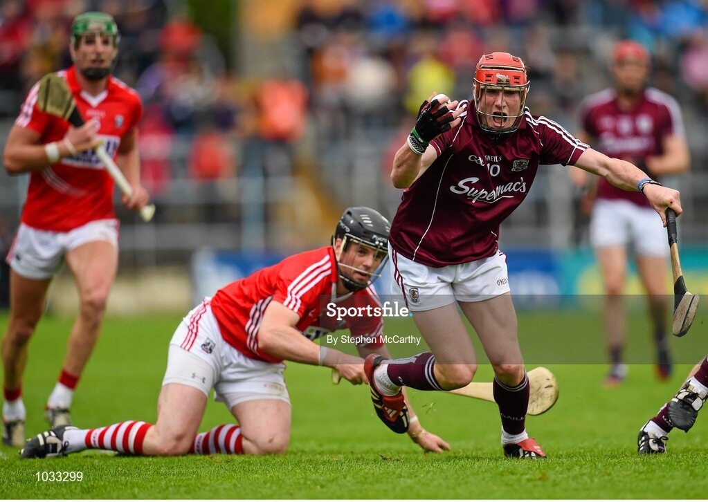 26 July 2015; Conor Whelan, Galway, in action against Shane O’Neill, Cork. GAA Hurling All-Ireland Senior Championship, Quarter-Final, Galway v Cork. Semple Stadium, Thurles, Co. Tipperary. Picture credit: Stephen McCarthy / SPORTSFILE