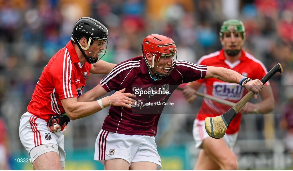 26 July 2015; Conor Whelan, Galway, in action against Shane O’Neill, Cork. GAA Hurling All-Ireland Senior Championship, Quarter-Final, Galway v Cork. Semple Stadium, Thurles, Co. Tipperary. Picture credit: Stephen McCarthy / SPORTSFILE