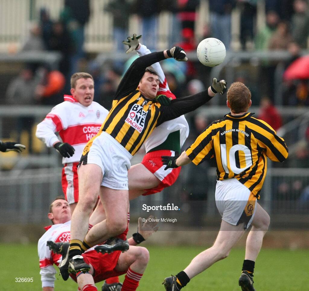 9 November 2008; John McEntee, Crossmaglen Rangers, in action against Ryan Daly, St Patrick's. AIB Ulster Senior Club Football Championship quarter-final, Crossmaglen Rangers v St Patrick's, St Oliver Plunkett Park, Crossmaglen, Co. Armagh. Picture credit: Oliver McVeigh / SPORTSFILE