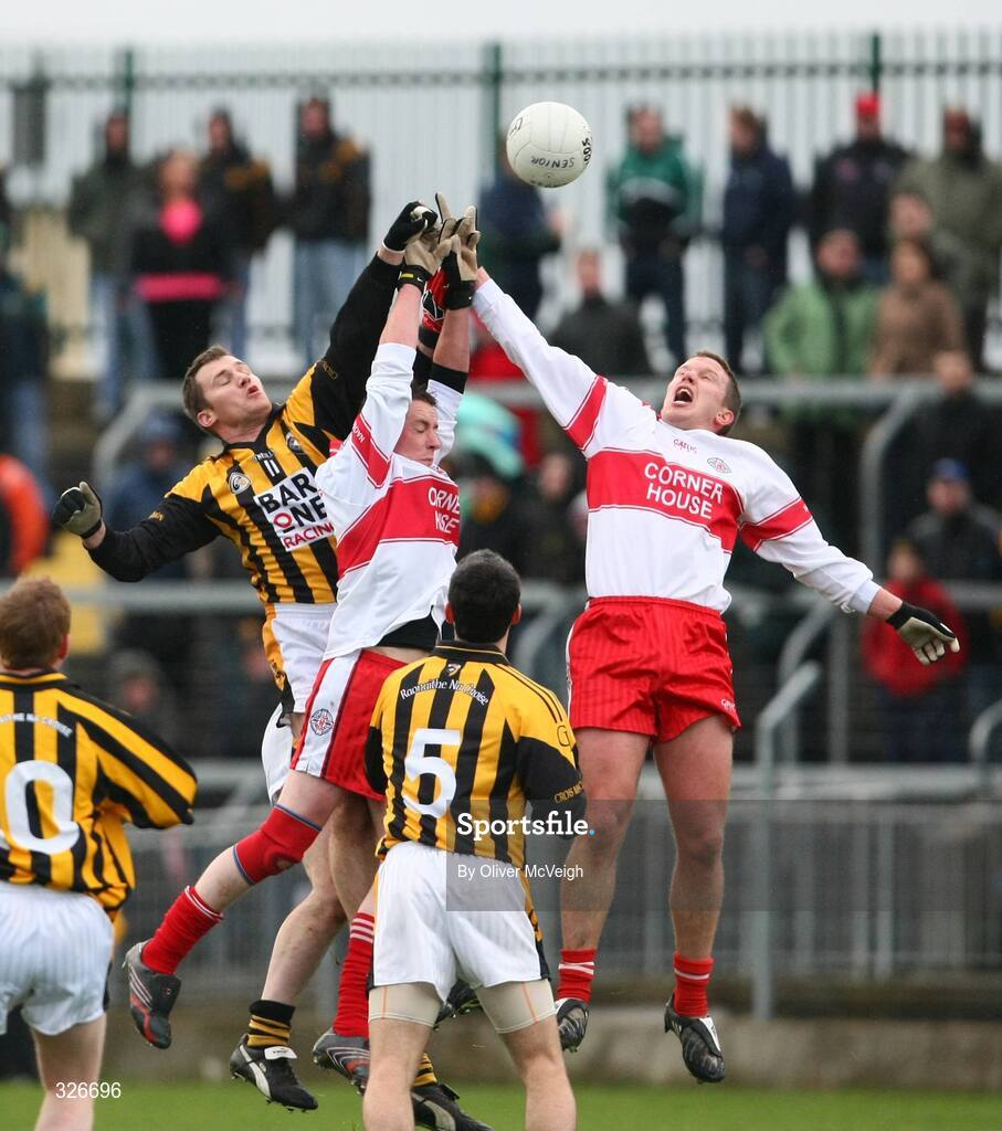 9 November 2008; Toony McEntee, Crossmaglen Rangers, in action against Ryan Daly and Shane McDermott, St Patrick's. AIB Ulster Senior Club Football Championship quarter-final, Crossmaglen Rangers v St Patrick's, St Oliver Plunkett Park, Crossmaglen, Co. Armagh. Picture credit: Oliver McVeigh / SPORTSFILE