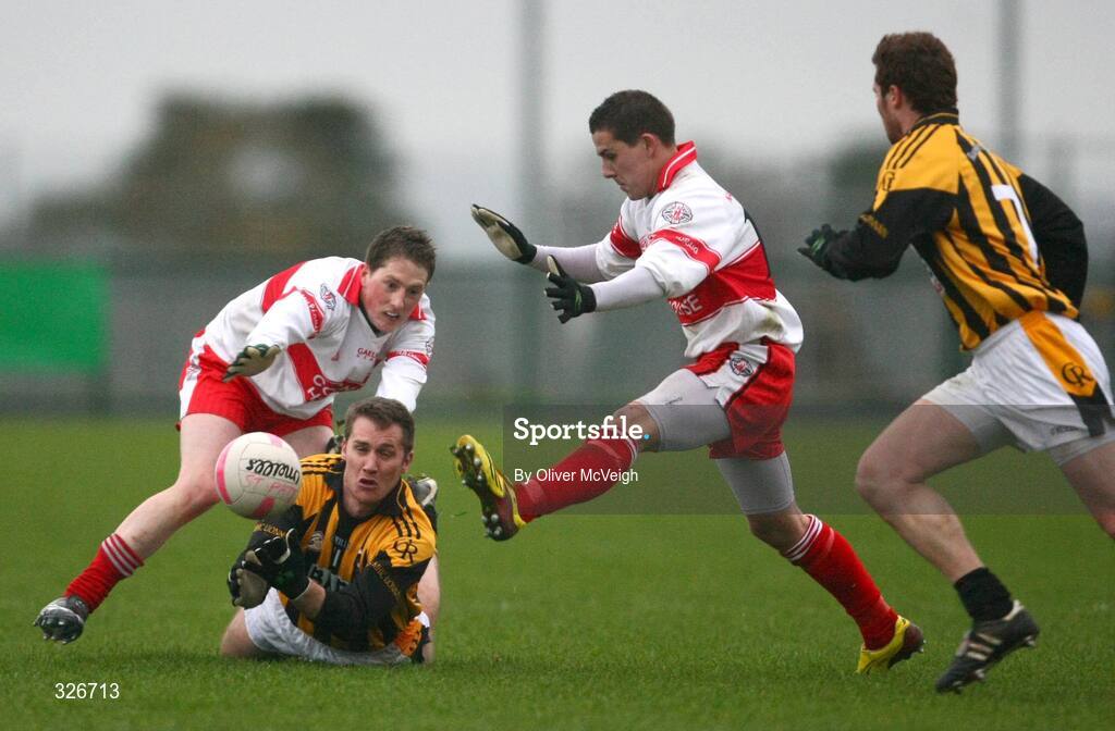 9 November 2008; John McEntee, Crossmaglen Rangers, in action against Ryan Daly and Patrick Cadden, St Patrick's. AIB Ulster Senior Club Football Championship quarter-final, Crossmaglen Rangers v St Patrick's, St Oliver Plunkett Park, Crossmaglen, Co. Armagh. Picture credit: Oliver McVeigh / SPORTSFILE