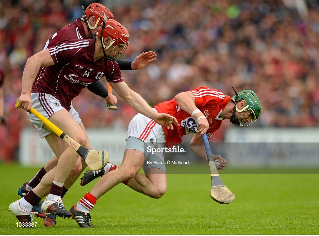 26 July 2015; Brian Murphy, Cork, in action against Joe Canning, left, and Cathal Mannion, Galway. GAA Hurling All-Ireland Senior Championship, Quarter-Final, Galway v Cork. Semple Stadium, Thurles, Co. Tipperary. Picture credit: Piaras Ó Mídheach / SPORTSFILE