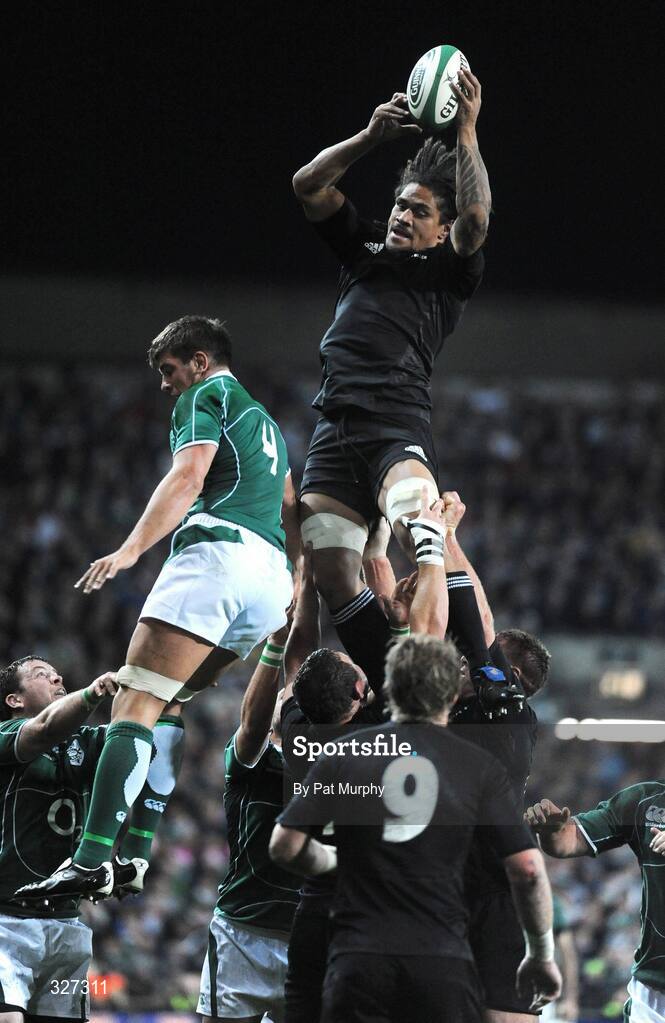 15 November 2008; Rodney So'oialo, New Zealand, in action against Donncha O'Callaghan, Ireland. Guinness Autumn Internationals, Ireland v New Zealand, Croke Park, Dublin. Picture credit: Pat Murphy / SPORTSFILE