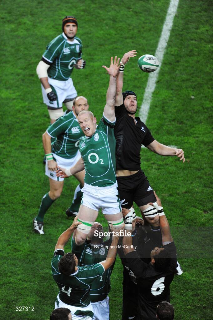15 November 2008; Paul O'Connell, Ireland, contests the line-out with Ali Williams, New Zealand. Guinness Autumn Internationals, Ireland v New Zealand, Croke Park, Dublin. Picture credit: Stephen McCarthy / SPORTSFILE