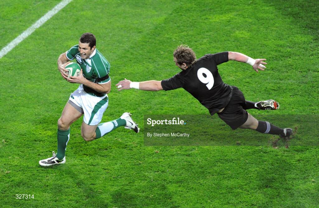 15 November 2008; Rob Kearney, Ireland, in action against Jimmy Cowan, New Zealand. Guinness Autumn Internationals, Ireland v New Zealand, Croke Park, Dublin. Picture credit: Stephen McCarthy / SPORTSFILE