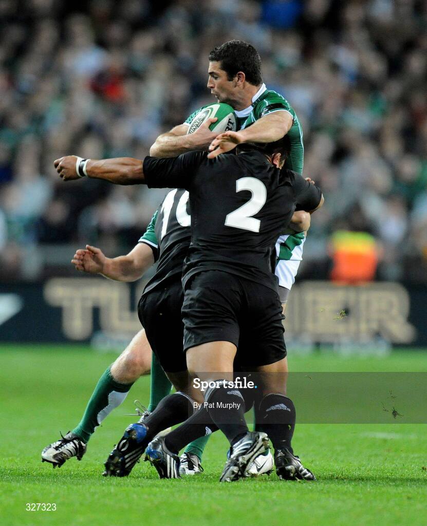 15 November 2008; Rob Kearney, Ireland, in action against Dan Carter and Keven Mealamu, New Zealand. Guinness Autumn Internationals, Ireland v New Zealand, Croke Park, Dublin. Picture credit: Pat Murphy / SPORTSFILE