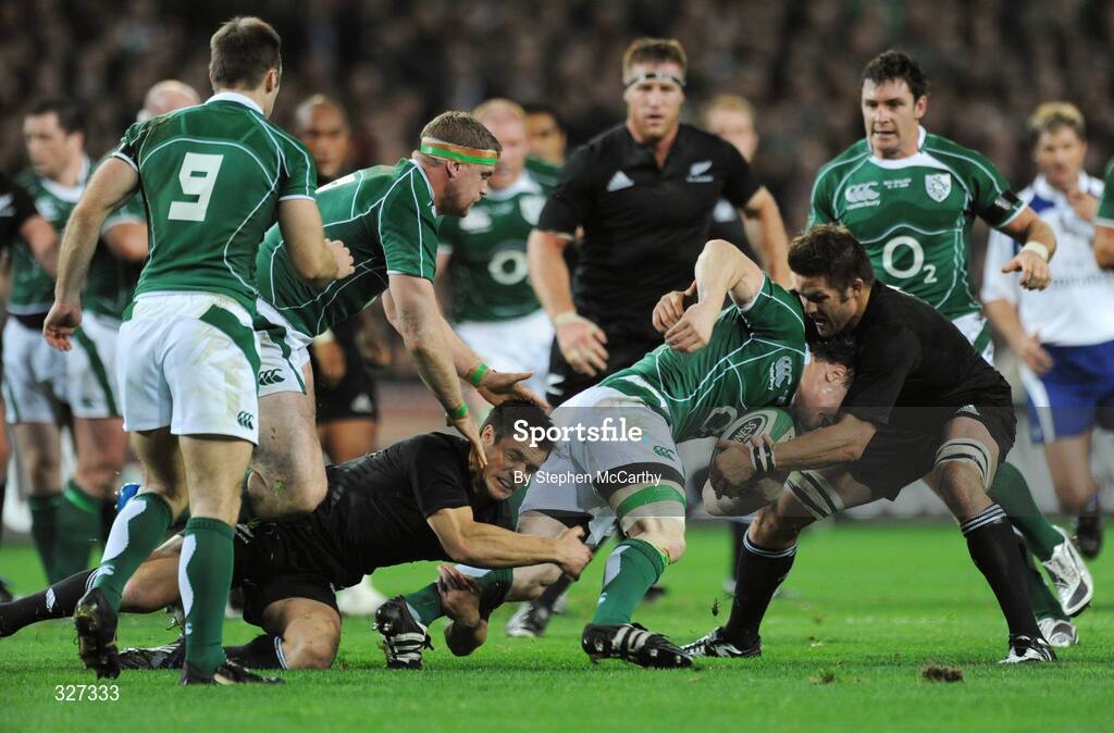 15 November 2008; Brian O'Driscoll, Ireland, in action against Dan Carter, left, and Richie McCaw, New Zealand. Guinness Autumn Internationals, Ireland v New Zealand, Croke Park, Dublin. Picture credit: Stephen McCarthy / SPORTSFILE