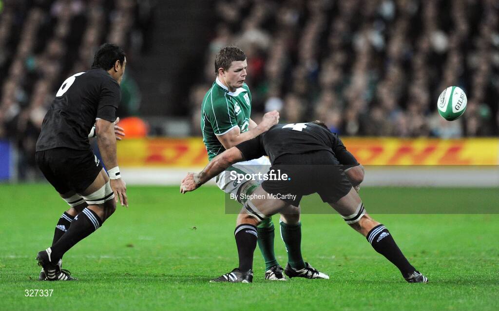 15 November 2008; Brian O'Driscoll, Ireland, offloads the ball ahead of the tackle of Jerome Kaino, left, and Brad Thorn, New Zealand. Guinness Autumn Internationals, Ireland v New Zealand, Croke Park, Dublin. Picture credit: Stephen McCarthy / SPORTSFILE