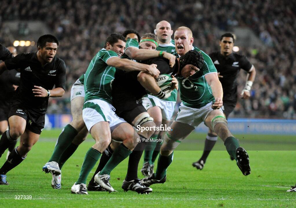 15 November 2008; Ali Williams, New Zealand, in action against Rob Kearney, Jamie Heaslip, centre, and Paul O'Connell, right, Ireland. Guinness Autumn Internationals, Ireland v New Zealand, Croke Park, Dublin. Picture credit: Pat Murphy / SPORTSFILE