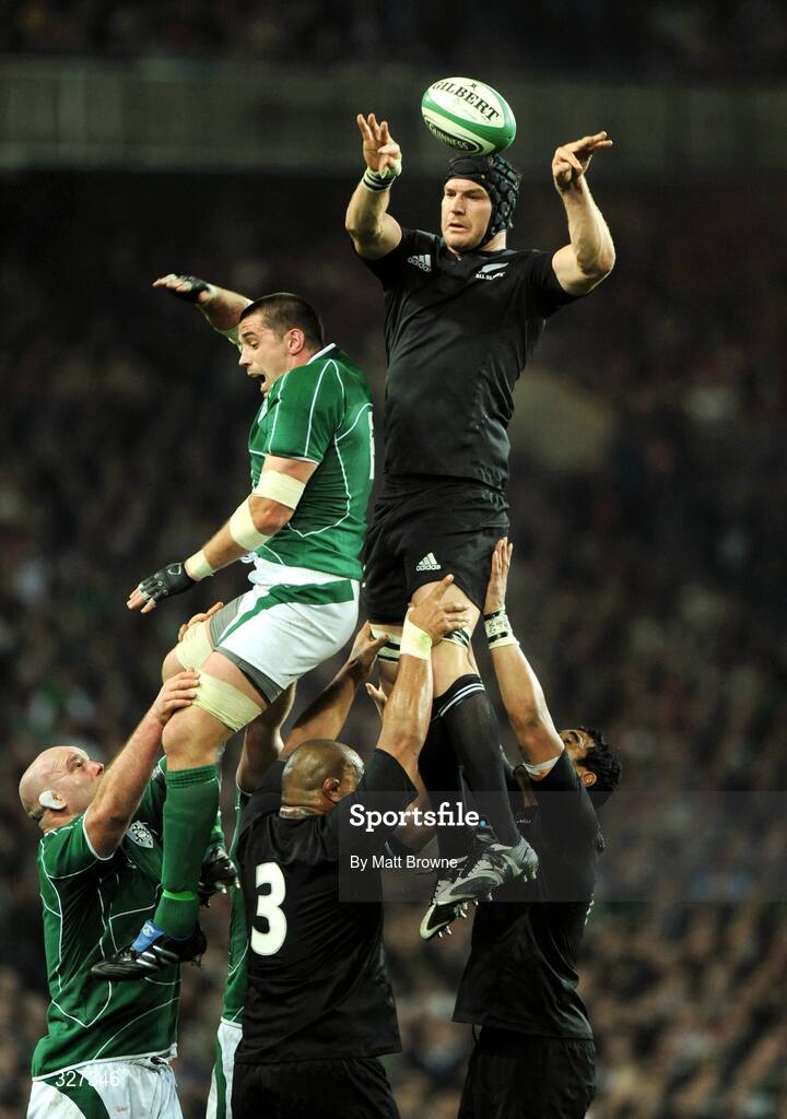 15 November 2008; Ali Williams, New Zealand, takes the ball in the lineout against Alan Quinlan, Ireland. Guinness Autumn Internationals, Ireland v New Zealand, Croke Park, Dublin. Picture credit: Matt Browne / SPORTSFILE
