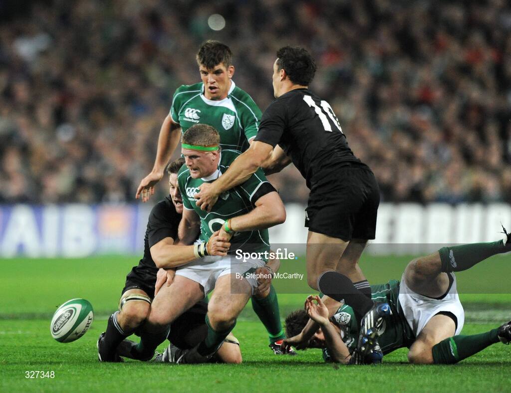 15 November 2008; Jamie Heaslip, Ireland, in action against Richie McCaw, left, and Dan Carter, New Zealand. Guinness Autumn Internationals, Ireland v New Zealand, Croke Park, Dublin. Picture credit: Stephen McCarthy / SPORTSFILE