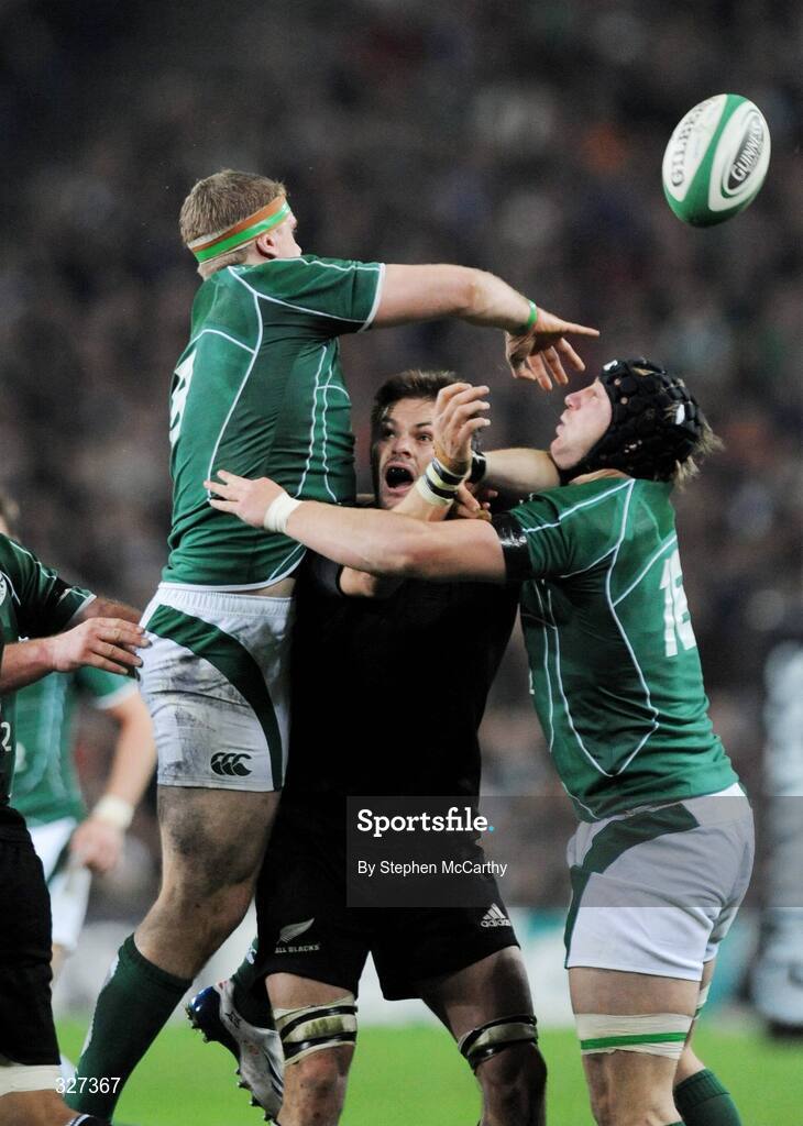 15 November 2008; Jamie Heaslip, left, and Stephen Ferris, Ireland, in action against Richie McCaw, New Zealand. Guinness Autumn Internationals, Ireland v New Zealand, Croke Park, Dublin. Picture credit: Stephen McCarthy / SPORTSFILE