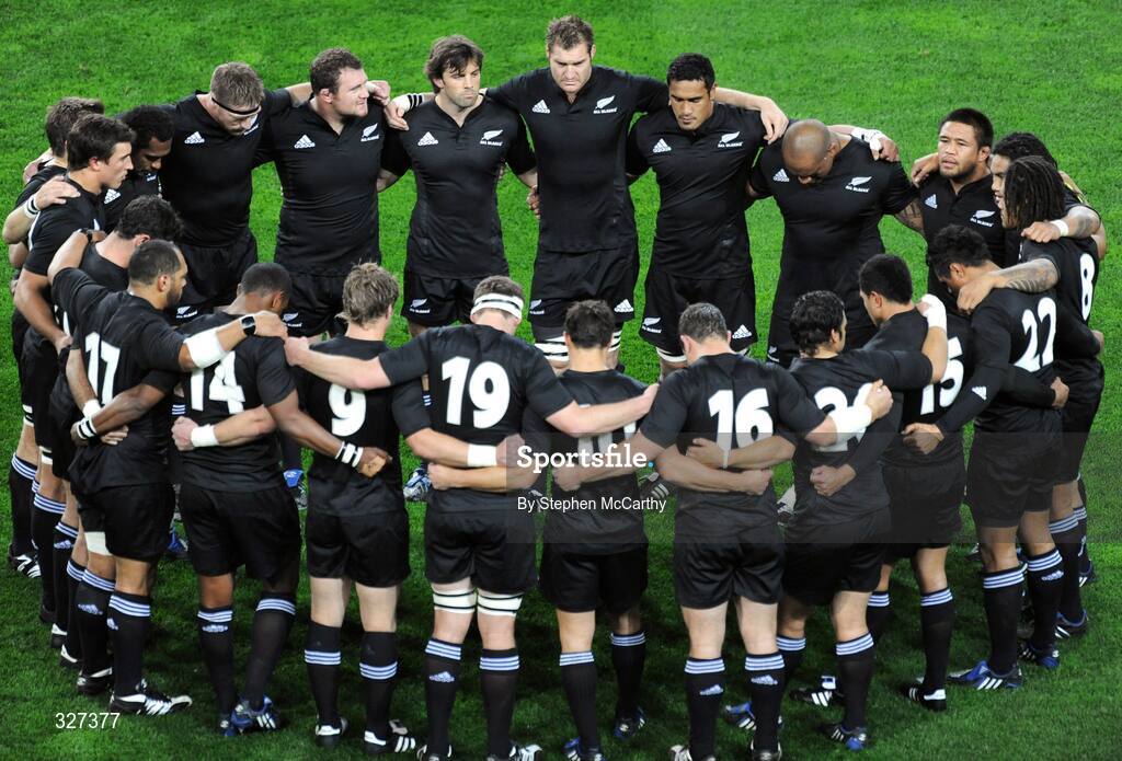 15 November 2008; The New Zealand team huddle together before the game. Guinness Autumn Internationals, Ireland v New Zealand, Croke Park, Dublin. Picture credit: Stephen McCarthy / SPORTSFILE