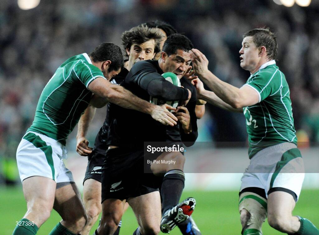 15 November 2008; Mils Muliaina, New Zealand, in action against Rob Kearney, left, and Brian O'Driscoll, Ireland. Guinness Autumn Internationals, Ireland v New Zealand, Croke Park, Dublin. Picture credit: Pat Murphy / SPORTSFILE