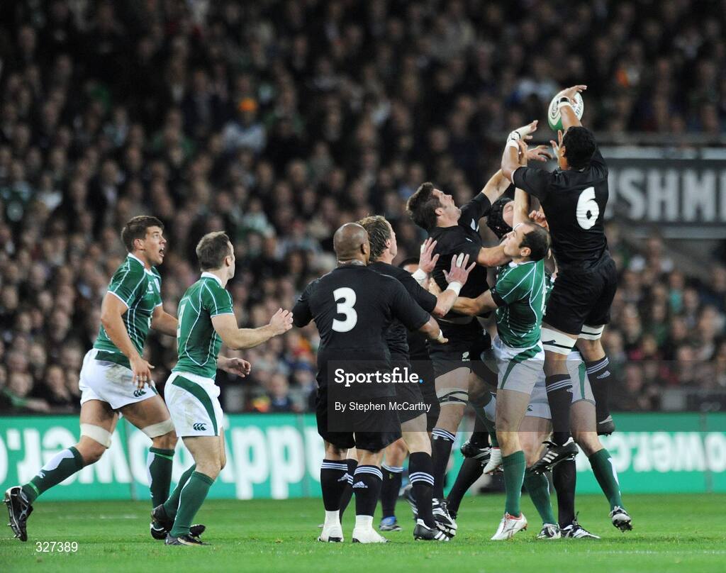15 November 2008; Ireland and New Zealand players battle for possession during the game. Guinness Autumn Internationals, Ireland v New Zealand, Croke Park, Dublin. Picture credit: Stephen McCarthy / SPORTSFILE
