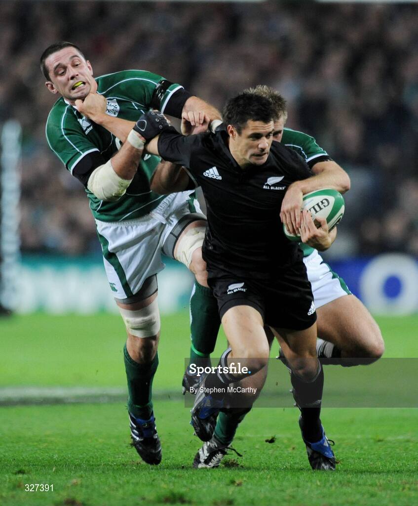 15 November 2008; Dan Carter, New Zealand, in action against Alan Quinlan, left, and Luke Fitzgerald, Ireland. Guinness Autumn Internationals, Ireland v New Zealand, Croke Park, Dublin. Picture credit: Stephen McCarthy / SPORTSFILE