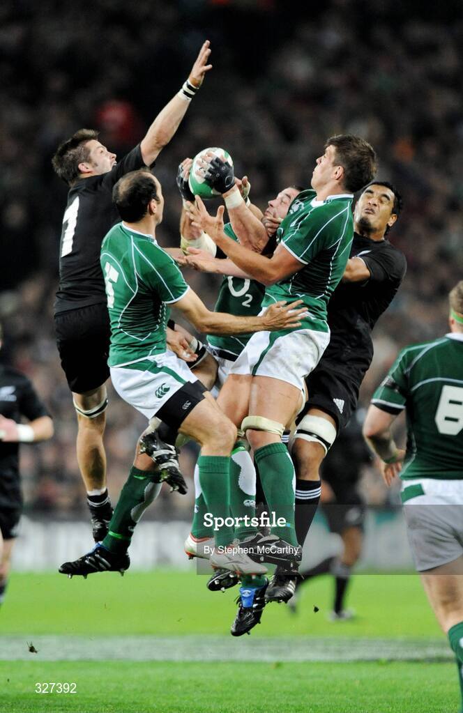 15 November 2008; Alan Quinlan, Ireland, supported by team-mates Girvan Dempsey, left, and Donncha O'Callaghan in action against Richie McCaw, left, and Jermoe Kaino, New Zealand. Guinness Autumn Internationals, Ireland v New Zealand, Croke Park, Dublin. Picture credit: Stephen McCarthy / SPORTSFILE