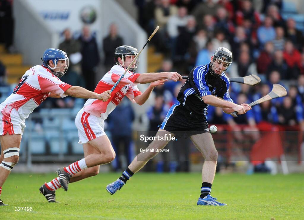 16 November 2008; Tadgh Og Murphy, Sarsfields, in action against Conan Watt and David Green, De La Salle. AIB Munster Senior Club Hurling Championship Semi-Final, Sarsfields v De La Salle, Pairc Ui Chaoimh, Cork. Picture credit: Matt Browne / SPORTSFILE